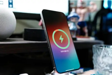 砚山苹果15换屏服务分享用什么充电器给iPhone15充电更好 